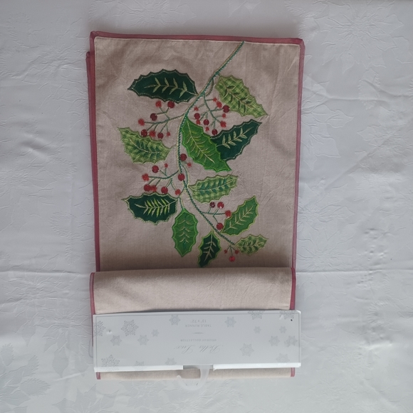 BELLA LUX HOLIDAY TABLE RUNNER NWT 13"X 72" - Picture 5 of 12